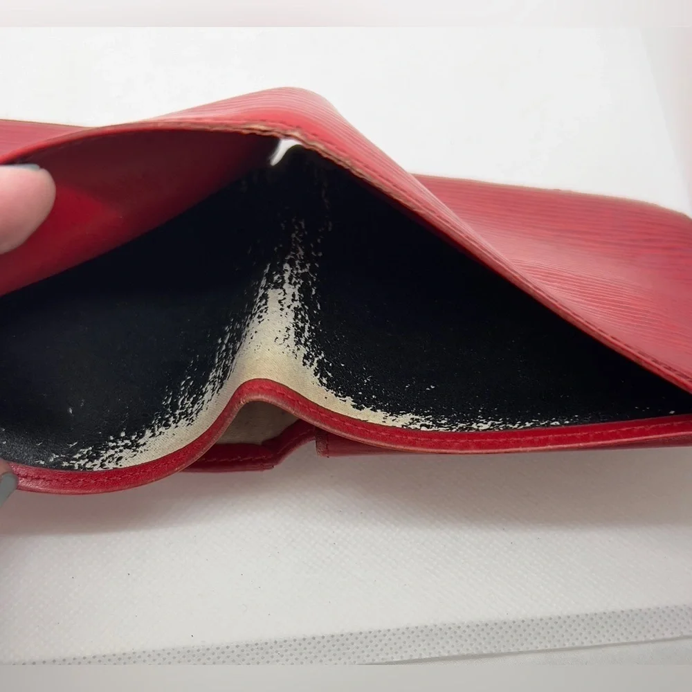 LOUIS VUITTON Bi-Fold Epi Wallet